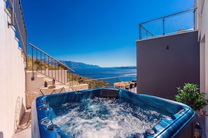 Heated Whirlpool with Seaview for total relax 