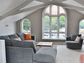 Gorgeous light and bright living area | St Monicas, Fowey