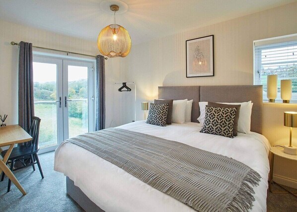 Hoggarths Retreat, Whitby - Host & Stay