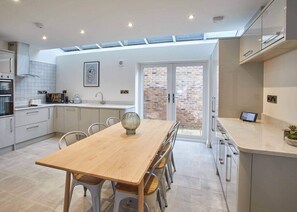 Hoggarths Retreat, Whitby - Host & Stay