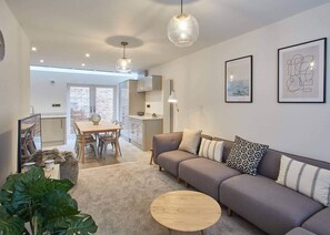 Hoggarths Retreat, Whitby - Host & Stay