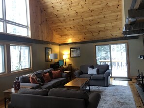 Great room with access to computer for your enjoyment 