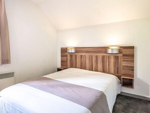 Get a good night's rest in the cozy bedroom which has a Double bed.