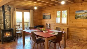 La salle de séjour avec une table pour 8 personnes.