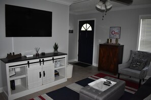 Den with large flat screen tv, cable and wifi.
