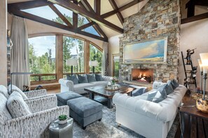 5-mountain-village-pinnacle-living-room.jpg