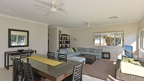Dining with 6 seats, flat screen TV and lounge area