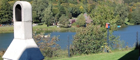 Terrasse am See mit fest installiertem Gartengrill