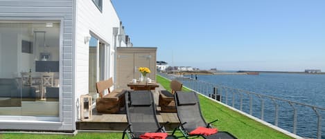 Terrasse mit Blick auf das Hafenbecken