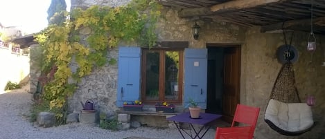 L entrée de  la petite maison , et juste le ciel au dessus de vous !!!