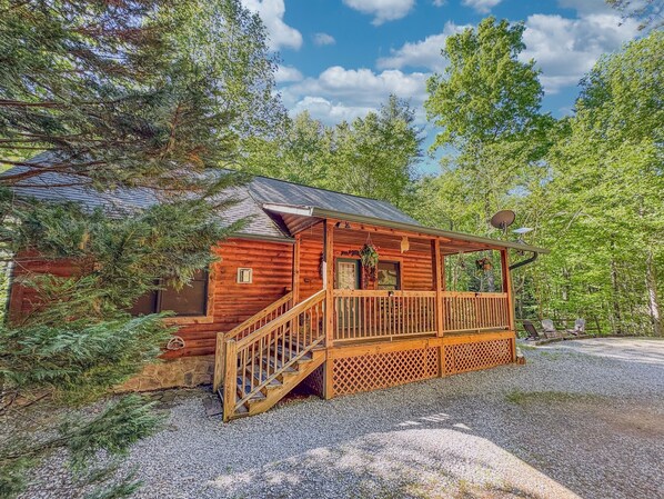 Hundreds of 5★ reviews! Our cozy, secluded, cabin is located near the "lesser-known" entrance to Great Smoky Mountain National Park @ Metcalf Bottoms. Also close to Cades Cove.