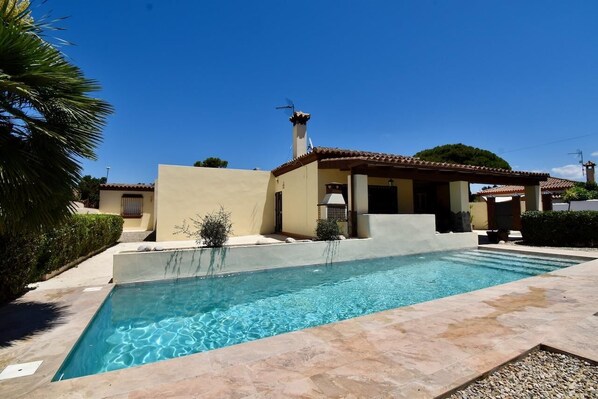mit privatem Pool und Terrasse