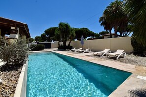 mit privatem Pool und Terrasse
