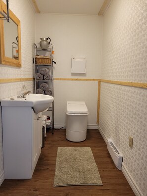 Incinerating toilet 