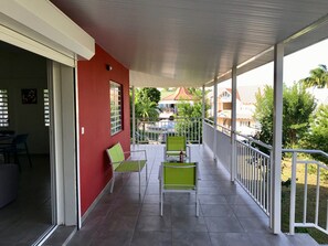 Grande terrasse autour de la villa avec salon de jardin, chaises longues + table