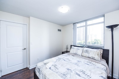 Gorgeous 2BR & 2BTH Condo in Mississauga Downtown Celebration Square