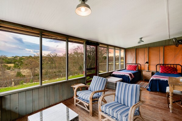 Everyone’s favorite! Screen porch w/views, seating area, 2 twin beds, nature!