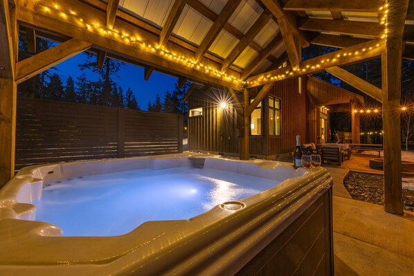 Relax and pamper yourself in this covered private  7 Person hot tub