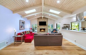 Great / Living Room: 65” tv, cable & wireless internet throughout property