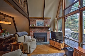 Living Room | Smart TV | Free WiFi | Central Heat & A/C