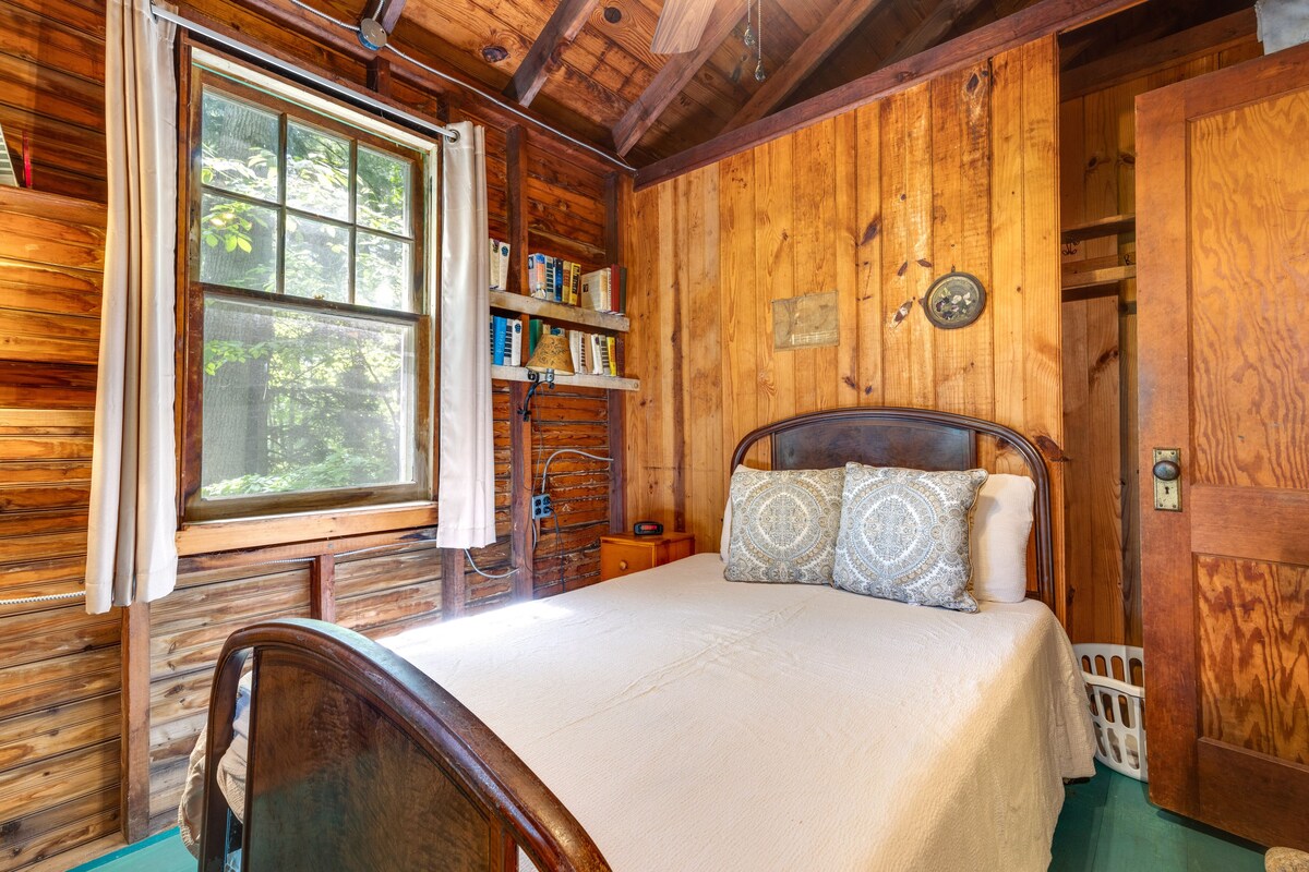 Southold Cottage w/ Patio & Grill – Walk to Beach!