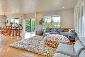 Living Room | Pet Friendly w/ Fee
