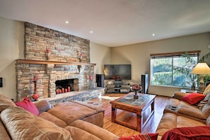 Living Room | Cable TV | Decorative Fireplace