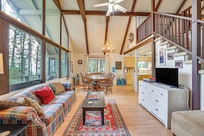 Living Room | Free WiFi | Smart TV