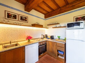 Flooring, Holz, Countertop, Interior Design, Fussboden, Küche, Decke, Major Appliance, Möbel, Armatur