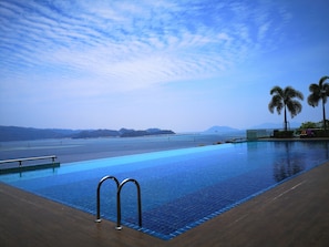 Infinity pool