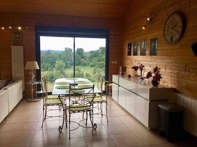 Grande maison en bois avec magnifique vue sur les Pyrénées