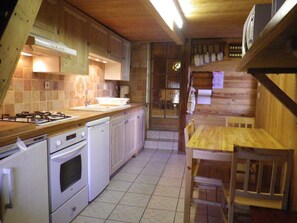 La cuisine du chalet : gazinière, lave-vaisselle, frigidaire, micro-ondes