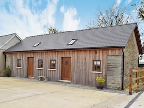 Romantic slate built cottages | Snowdrop Cottage - Penfeidr Cottages, Glanrhyd, near Newport