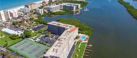 To-Bay-Go - Bayshore Yacht & Tennis offers waterfront views, swimming pool, Tennis, shuffleboard, and day docks.