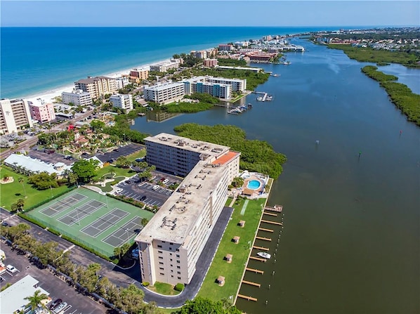 To-Bay-Go - Bayshore Yacht & Tennis offers waterfront views, swimming pool, Tennis, shuffleboard, and day docks.