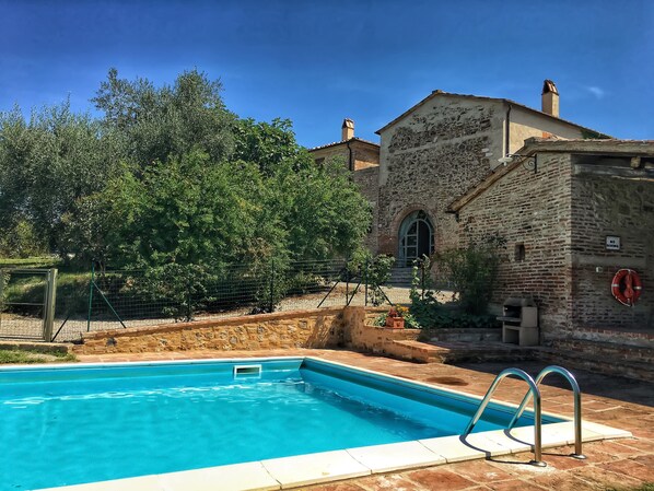 Pool : 6x10mt, deep 1,10 -2,20 mt chlorine cleaned