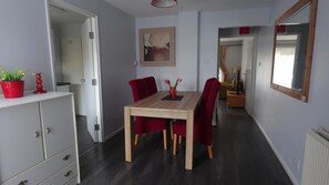 -LU5 Chelsea House - Huku Kwetu (Dunstable) (4492)
