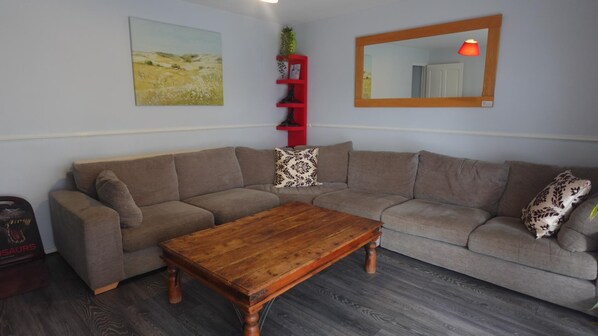 -LU5 Chelsea House - Huku Kwetu (Dunstable) (4510)