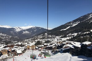 La piste Planchamp, par laquelle on accède au chalet (bourg de Valmorel en bas).