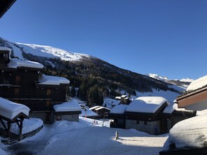 La placette en contrebas de l'appartement (vue du balcon du rez-de-chaussée).