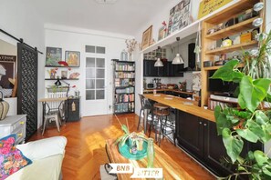 Le salon ouvert sur la cuisine