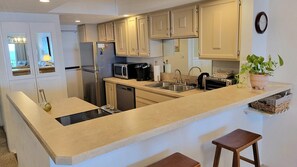 Kitchen Counter w/Barstools