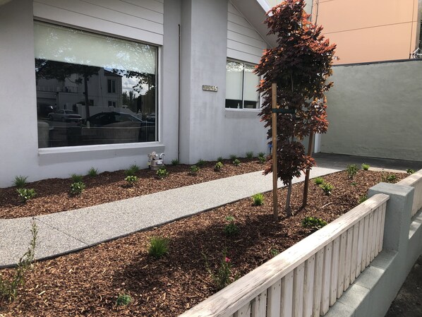 Front of apartment to Macarthur Street