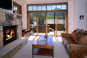 Deck w/hot tub off living room