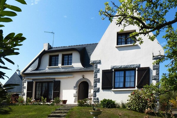 Außenseite Ferienhaus [Sommer]