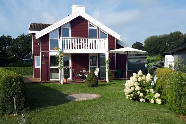 Stugans exteriör [sommar]