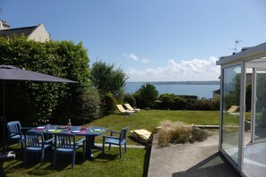 Stugans exteriör [sommar]