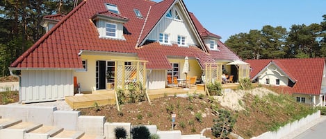 Außenseite Ferienhaus [Sommer]