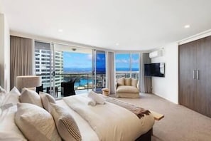 Master Bedroom - King Bed, Smart TV
