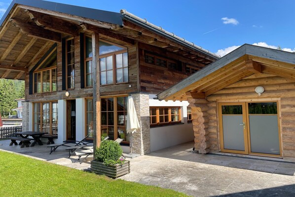 Außenseite Ferienhaus [Sommer]
